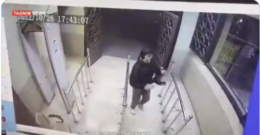 15 قتيلاً وإصابات بهجوم على زوار ضريح بإيران